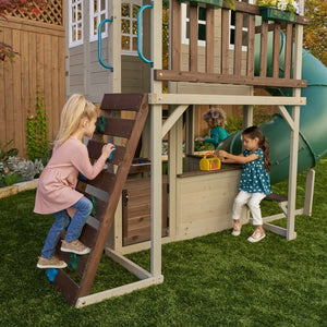 Detský-drevený-záhradný-domček-s-toboganom-produktová-foto-deti-sa-hrajú