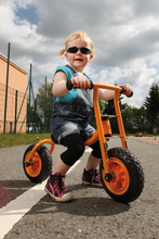 Malý "chodec"-s-dievčatkom