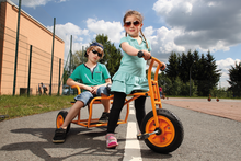 Taxi_so:zadným_sedadlom_s_deťmi