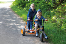 Maxi_kolobežka _"Shuttle"_deti_jazdia