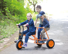 Maxi_kolobežka _"Shuttle"_3_deti_pózujú