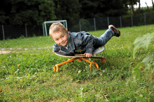 Beleduc-otočný-stôl-s-chlapcom