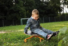 Beleduc-otočný-stôl-so-sediacim-chlapcom