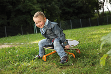 Beleduc-otočný-stôl-naklonený-so-sediacim-chlapcom