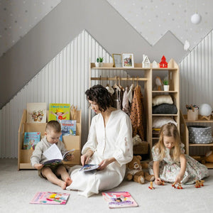 Drevený_ stojan_na_knihy_hrajúce_sa_deti