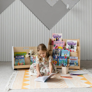 Drevený_ stojan_na_knihy_čítajúce_dievča