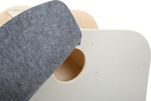 Drevený-box-na-hračky-s-kolieskami-a-sedadlom-Sloník-pohľad-pod-ušami