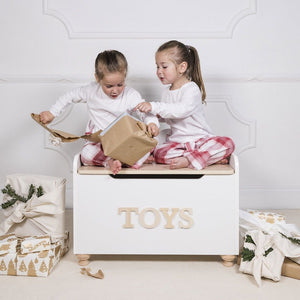 Drevený-box-na-hračky-s-nápisom-sediace-dievčatá