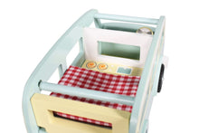 Vintage-autokaravan-spostavičkami-bez-strechy