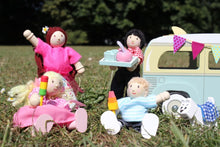 Vintage-autokaravan-spostavičkami-piknik-zblízka