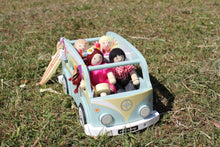 Vintage-autokaravan-s-postavičkami-spredu