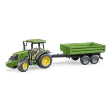 Traktor John Deere s prívesom