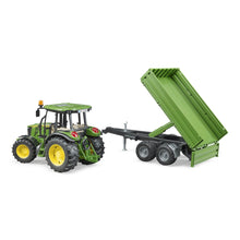 Traktor John Deere s prívesom 3
