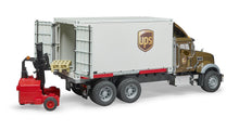 Nákladné auto Mack UPS s vysokozdvižným vozíkom 2