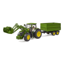 Traktor John Deere 7R 350 s čelným nakladačom a tandemovým prepravným prívesom