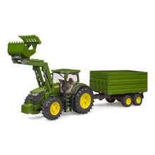 Traktor John Deere 7R 350 s čelným nakladačom a tandemovým prepravným prívesom 5