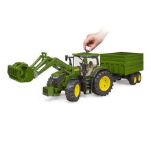 Traktor John Deere 7R 350 s čelným nakladačom a tandemovým prepravným prívesom 7