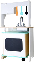 Moderná drevená detská kuchyňa s pultom