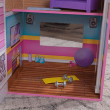 Domček-pre-bábiky-pripojený-na-strom-miestnosť-na-cvičenie