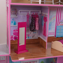 Domček-pre-bábiky-pripojený-na-strom-šatník