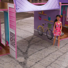 Domček-pre-bábiky-pripojený-na-strom-garáž-s-bábikou