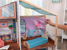 Magnetický-domček-pre-bábiky-spálňa-s-tapetou