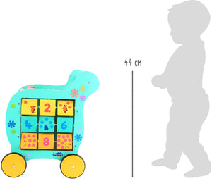 Drevené chodítko Sloník - veľkosť v porovnaní s dieťatkom