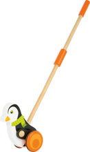 Tučniak na paličke pred sebou