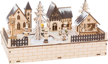 Drevená zimná dedinka s osvetlením