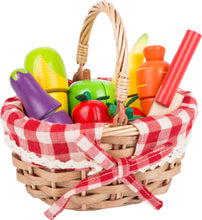 Piknikový košík so zeleninou a ovocím na krájanie