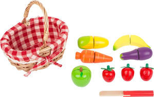 Piknikový košík so zeleninou a ovocím na krájanie