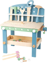 Drevený pracovný stolík v škandinávskom dizajne