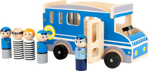 Veľký drevený policajný autobus