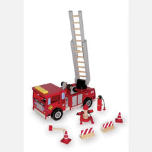 Hasičské auta z pestrofarebne maľovaného dreva zaujme každé dieťa.