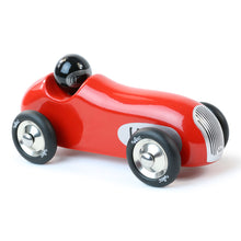 Historické závodné auto červené 2