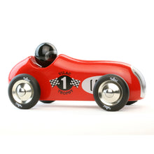 Historické závodné auto červené 3