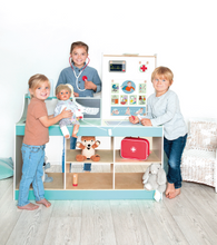 Drevená-doktorská-stanica-s-deťmi