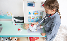 Drevená-doktorská-stanica-s-bábikou