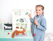 Drevená-doktorská-stanica-s-dievčatkom