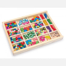 Set prevliekacích drevených korálok a zvieratiek