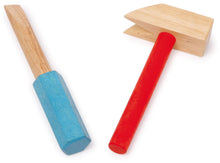 drevený šraubovák a kladivo pre deti