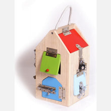 Drevený domček s rôznymi typmi zatvárania