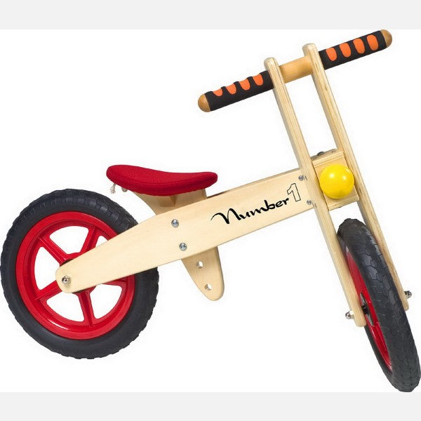 Detský drevený odrážací bicykel je skvelá pomôcka pri učení sa udržiavať rovnováhu.