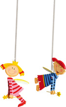 Drevená závesná dekorácia anjelici chlapček a dievčatko