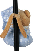 Medvedík "Uško" v pyžame hrajúci uspávanku