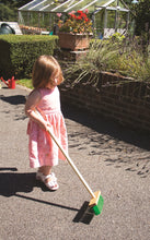 Záhradná metlička s dlhou násadou zelená 2