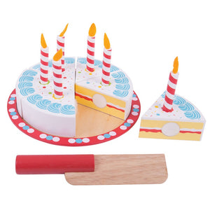 Krájacia narodeninovú tortu 5