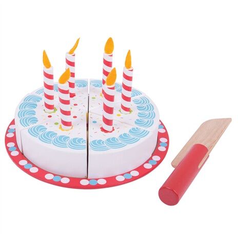 Krájacia narodeninovú tortu