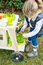 Drevená kuchynka a kvetináče na bylinky