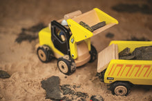 Drevený bager žltý 2